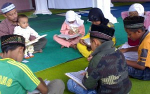Ilsutrasi : Santri-santri TPQ sedang belajar mengaji Al-Qur'an. (Ist)