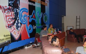 Diskusi Gayo Art Summit 2009 untuk masa depan Gayo. Tampak mantan Kadisbudpar Aceh Tengah Muchlis Gayo,  Prof Abubakar Karim, tokoh masyarakat Gayo Banda Aceh Drs Jamhuri, dan mantan Sekda Aceh Husni Bachri Tob. (LGco | boby mulya)