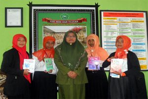 Kepala sekolah MTsN 2 Takengon Mariani, M.Pd bersama 4 siswi penulis buku.(LGco-istimewa)