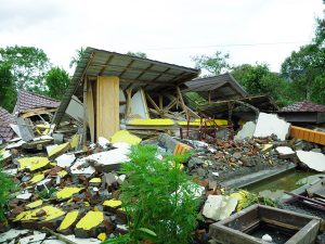 Rumah warga di kampung Paya Baning Kec. Ketol Aceh Tengah luluhlantak di hentak gempa.(LintasGayo.co : Muna)