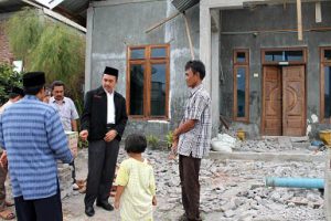 Kakankemenag saat meninjau rumah seorang guru madrasah yang rumahnya rusak karena gempa.(LGco-Darmawan, S.Sos.I)