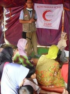 Salah Seorang Dokter Relawan BSMI Kalimantan Timur sedang memberikan penyuluhan kesehatan kepada ibu-ibu korban gempa Gayo. (ist)