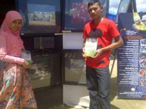 Ria Devitariska (kiri) bersama seorang pengunjung stand Promo Wisata Aceh Tengah. (ist)