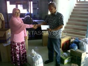 Rahmi Okatrina dari d'BCN Banda Aceh menyerahkan bantuan gempa melalui PWI yang diterima HT Anwar Ibrahim.(LGco-ghassa)