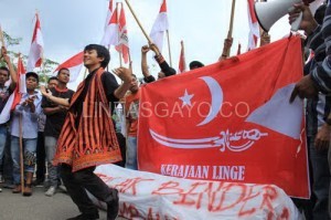 Demo bendera di DPRA beberapa waktu lalu.(LGco-Maskur)