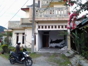 Rumah warga rusak dihentak gempa di Kebayakan.(LG.co-Khalisuddin)