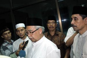 Gubernur dr Zaini Abdullah diwawancarai wartawan usai buka puasa bersama di PWI Aceh.(LGco-ghassa)