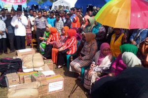 Proses penyerahan bantuan dari para istri pejabat teras Aceh di pengungsian.(LGco-Humas Pemkab A Tengah)
