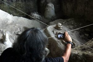 Oscar Mutuloh saat mengabadikan penemuan manusia pra sejarah di Ujung Karang.(LGco.aman zaiza)