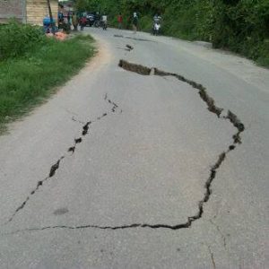 Kondisi jalan pasca gempa di Kecamatan Bebesen.(LG.co-istimewa)