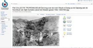 Screenshot : File:COLLECTIE TROPENMUSEUM Een brug over de rivier Weuih ni Enang op de Gajoweg aan de Noordkust van Atjeh Sumatra vanuit het Westen gezien TMnr 10007563.jpg
