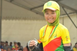 Nur Wahyu Afriana saat menerima medali perak di PON Riau 2012. (Kha A Zaghlul)