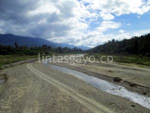 Sungai Leme di Desa Leme juga tampak kering. (LGco-Supri Ariu)