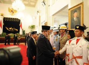 Ali dan Dio saat berjabat tangan dengan Presiden Republik Indonesia. (Foto : Ist)