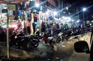 Warga padati toko pakaian di jalan Lintang Takengon.