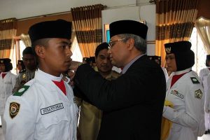 Bupati Nasaruddin, saat mengukuhkan Paskibraka Aceh Tengah.(LGco-Humas AT)