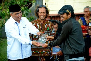 Seorang penulis puisi di buku antologi Puisi Secangkir Kopi, Mukhlis Muhdan menerima buku dari Bupati Aceh Tengah. (Munawardi)