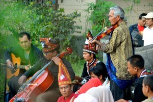 Bencek, penggesek biola legendaris turut serta iringi pembacaan puisi kopi. (Munawardi)