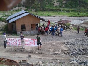Warga dan aktivis GMNI mendatangi lokasi penggalian pasir dan batu di Wih Pelang Silih Nara, mereka meminta aktivitas di tempat itu dihentikan. (Kha A Zaghlul)