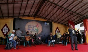 Penampilan Group Band Puisi 1 Ekspresi di Taman Budaya Aceh. (Foto : Tarina)