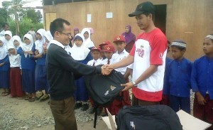 Penyaluran bantuan perlengkapan sekolah bagi siswa korban gempa Gayo. (Adie.Sc)