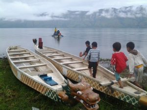 Atlit Dayung Lut Tawar dengan perahu Naga di teluk Rawe. (d'aKa)