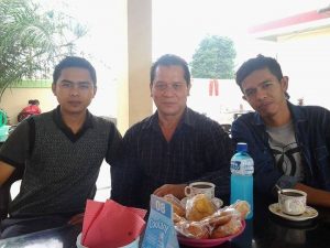 Punulis Supri Ariu paling kanan bersama Yusra Habib Abdul Ghani dan Mukhlis mantan Duta Wisata Aceh Tengah paling kiri.
