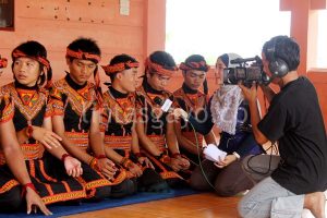 Kru Metro TV saat mewawancarai salh satu penari Saman mahasiswa Gayo Lues di Banda Aceh pada tahun 2012 lalu (Foto : LGco | Supri Ariu)