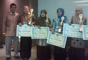 Suhaini (dua dari kiri) saat menerima hadiah bersama para juara lainnya. (ist)