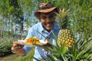 Chef Sabri dengan rujak nenasnya. (LGco-Kha A Zaghlul)
