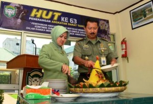 Kapendam IM Kolonel Arh Subagio Irianto memotong Tumpeng. (ist)