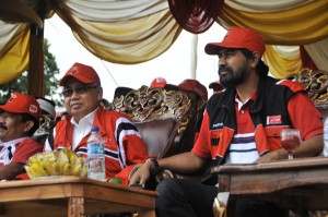 dr. Zaini Abdullah dan Muzakir manaf saat berkampanye di Musara Alun Takengon saat Pilkada lalu. (LGco-Win Djanur)