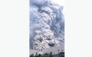 Debu vulkanik yang disertai awan panas meluncur hingga kaki Gunung Sinabung terlihat dari Desa Tiga Serangkai, Simpang Empat, Karo.(LGco- dok.Analisa/ferdy siregar)