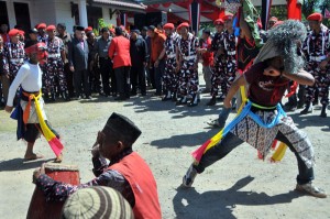 Atraksi kuda lumping dari Atu Lintang meriahkan peresmian posko KPPA Dapil IV Aceh. (LGco-Windjanur)