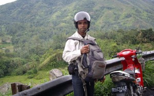 Ikmal Gopi saat di Koto Tinggi Sumatera Barat beberap tahun lalu menelusuri jejak sejarah Radio Rimba Raya. (ist)