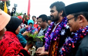 Prosesi tepung tawar ala Gayo sambut kehadiran Wagub Muzakir Manaf yang didampingi Wabup Aceh Tengah, Khairul Asmara. (LGco_Razab)