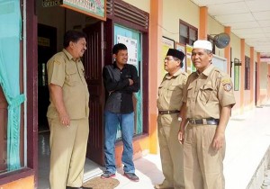 Kunjungan Kepala Dinas Pendidikan dan Kebudayaan (Dikbud) Kab.Gayo Lues, Drs.Wahab Makmur beserta rombongan memantau pelaksanaan UN di SMP N I Blangjerango (Foto: Dian Sahputra | LGco)