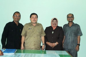 Kadis Disperindagkop Gayo Lues Mhd.Ridwan bersama Kepala Badan Pengawas Obat dan Makanan (POM) Aceh Dra.Effiyanti Apt., M.Si   didampingi staf POM Aceh.  (LGco_Anuar Syahadat)