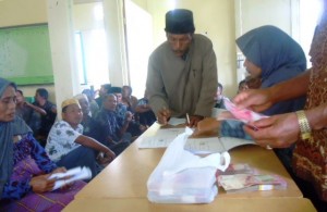 Proses penyaluran zakat kepada Mustahik di Celala. (foto: ist)