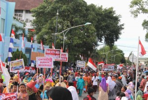 Murid SD melawati jalan perempatan Gedung Infokom Banda Aceh