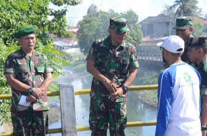 Panglima Komando Daerah Militer Iskandar Muda (Pangdam IM) Mayjen TNI Agus Kriswanto (tengah) meninjau pelaksanaan karya bakti. (LGco_ist)