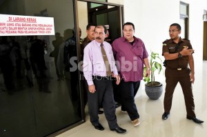 Mantan sekda Aceh Tenggara, Martin Desky dikawal aparat kejaksaan usai diperiksa di Kantor Kejaksaan Tinggi Aceh, Banda Aceh, Selasa (16/9/2014). Usai pemeriksaan, Martin Desky dan Muhammad Yusuf, mantan pemegang kas Aceh Tenggara tersebut langsung ditahan di Rutan Kajhu Banda Aceh karena diduga terlibat korupsi yang merugikan negara senilai Rp 21,4 miliar. (SERAMBI/M ANSHAR)