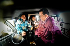 Mantan sekda Aceh Tenggara, Martin Desky bersama mantan pemegang kas Aceh Tenggara, Muhammad Yusuf dinaikkan ke mobiltahanan usai diperiksa di Kantor Kejaksaan Tinggi Aceh, Selasa (16/9/2014). Keduanya langsung ditahan di Rutan Kajhu Banda Aceh karena diduga terlibat korupsi yang merugikan negara senilai Rp 21,4 miliar. SERAMBI/M ANSHAR