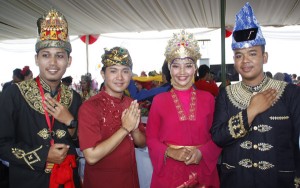 Berfoto dengan kontingen Sumatra Selatan dan Bali saat acara puncak Sail Raja Ampat 