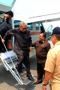 Gubernur Aceh Zaini Abdullah tiba di Bandara Alas Leuser dan disambut Bupati Aceh tenggara Hasanuddin