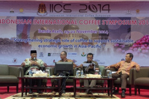 Bupati Aceh Tengah, Nasaruddin (paling kiri) menjadi pembicara pada Indonesia International Coffee Symposium (IICS) 2014. (foto : ist)
