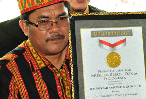 Bupati Gayo Lues, Ibnu Hasyim dengan sertifikat tari Saman dari UNESCO. (Foto : Doc. LGco)