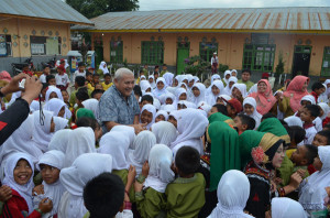 Education Spesialist USAID-Kinerja, Toto Purwanto di SDN Mutiara Pondok Baru Bener Meriah. (LGco_JW_Muzakir)