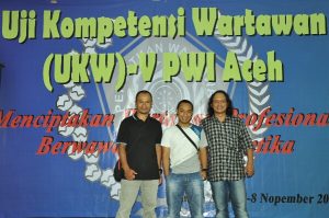 Munawardi (Kiri), Darmawan Masri (Tengah), Jurnalisa (Kanan), saat UKW-V di Banda Aceh. (LGco : Ist)