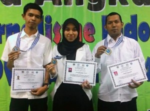 Supri Ariu (Kiri) terbaik dua, Tisi Maulidya Putri (Tengah) terbaik 1 dan Hafid Junaidi (kanan) terbaik 3. (Foto : ist)